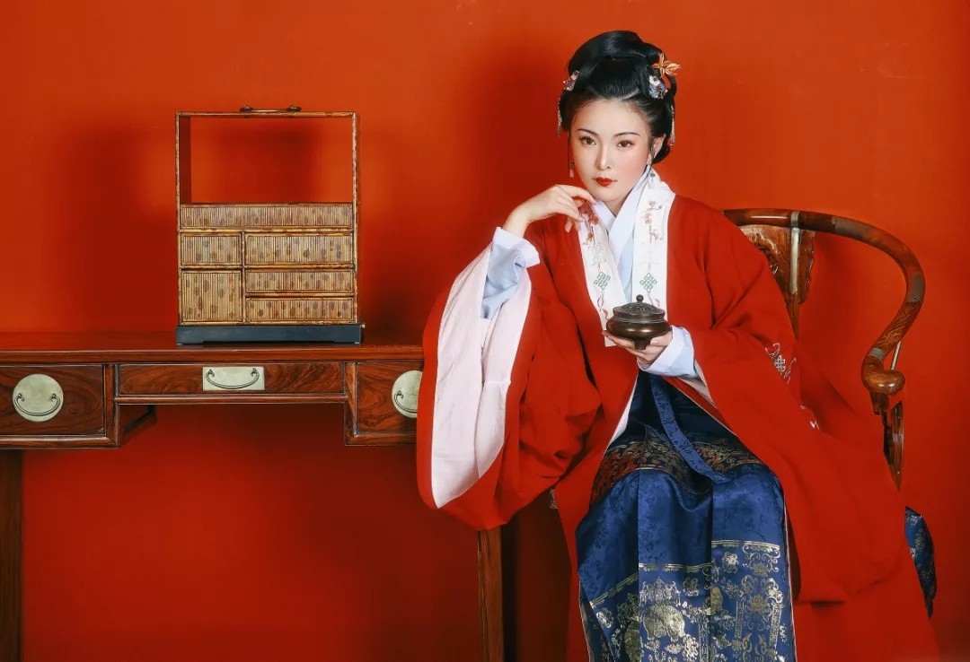 明制漢服與明式家具的雙重奏——南京正大2019春拍預(yù)展大觀！